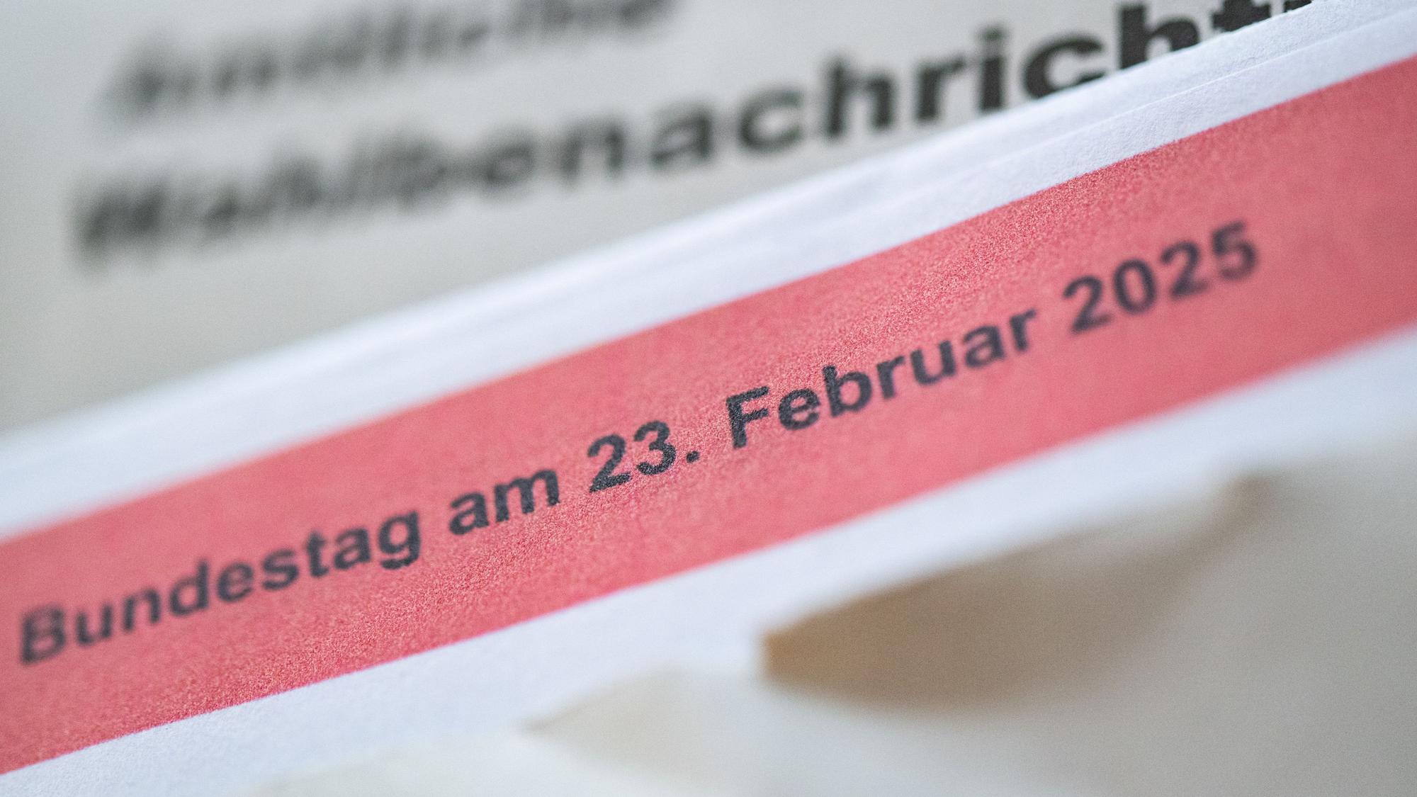 Eine geöffnete amtliche Wahlbenachrichtigung zur Wahl zum deutschen Bundestag am 23. Februar 2025 liegt auf einem Tisch.