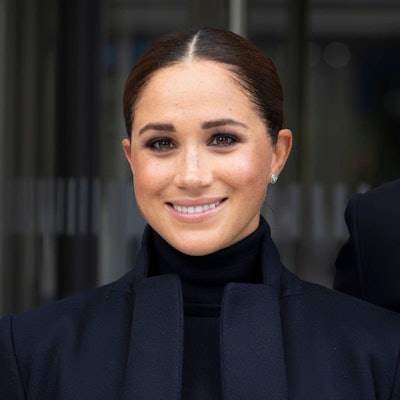 Meghan Markle posiert für Fotografen.