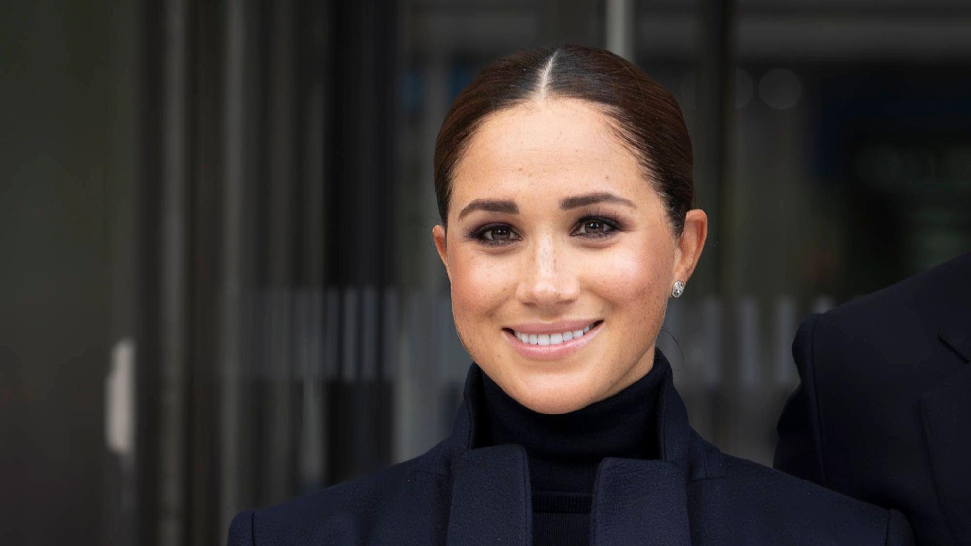 Meghan Markle posiert für Fotografen.