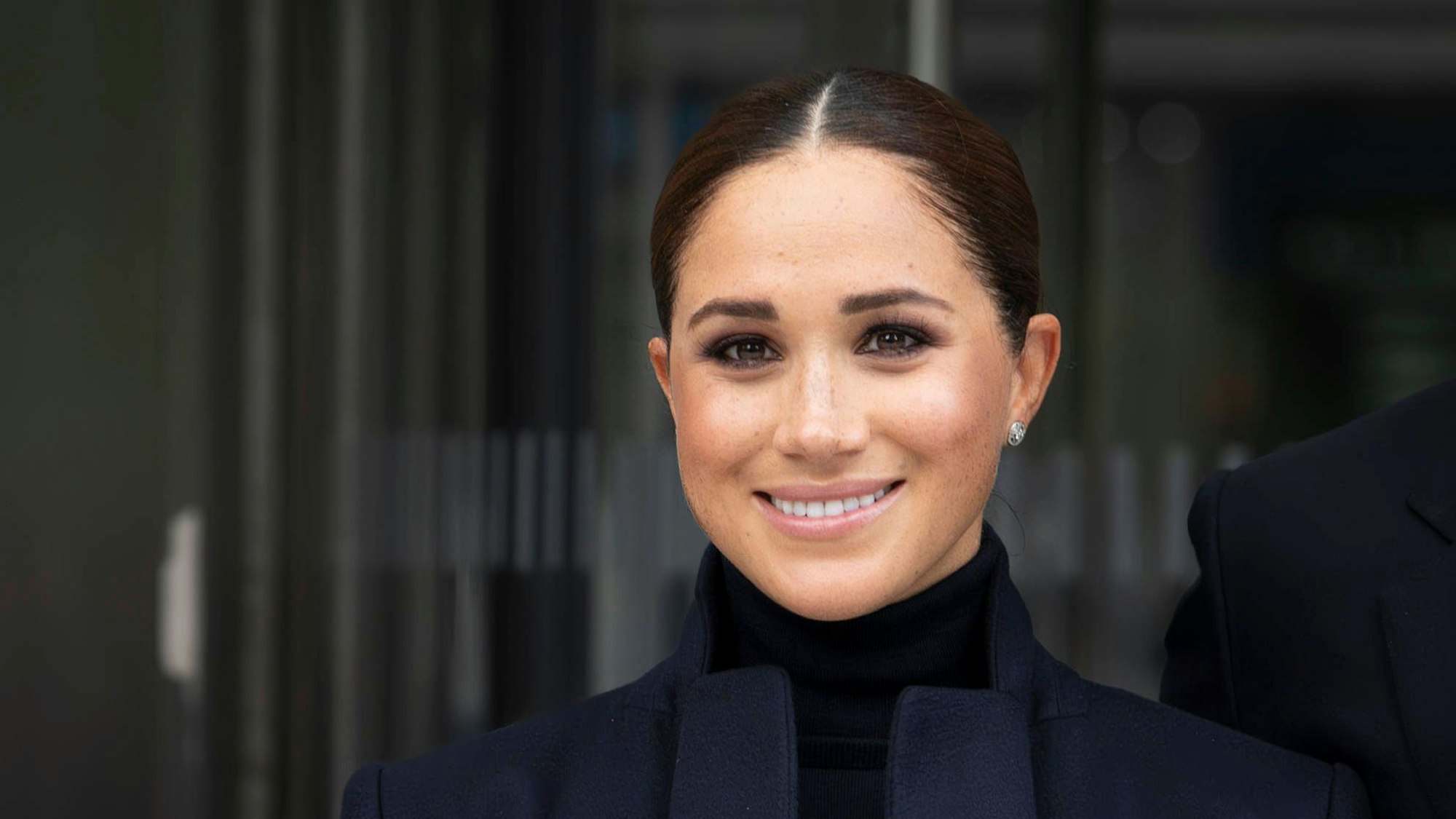 Meghan Markle posiert für Fotografen.