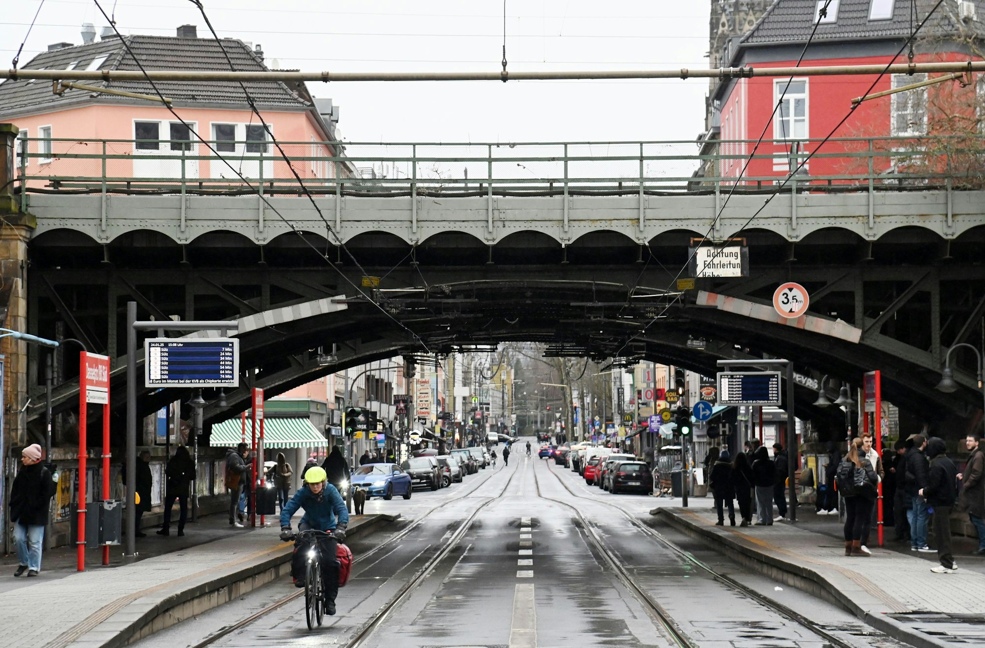 24.01.2025 Köln. Der Bahnübergang auf der Zülpicher Straße. Foto: Alexander Schwaiger