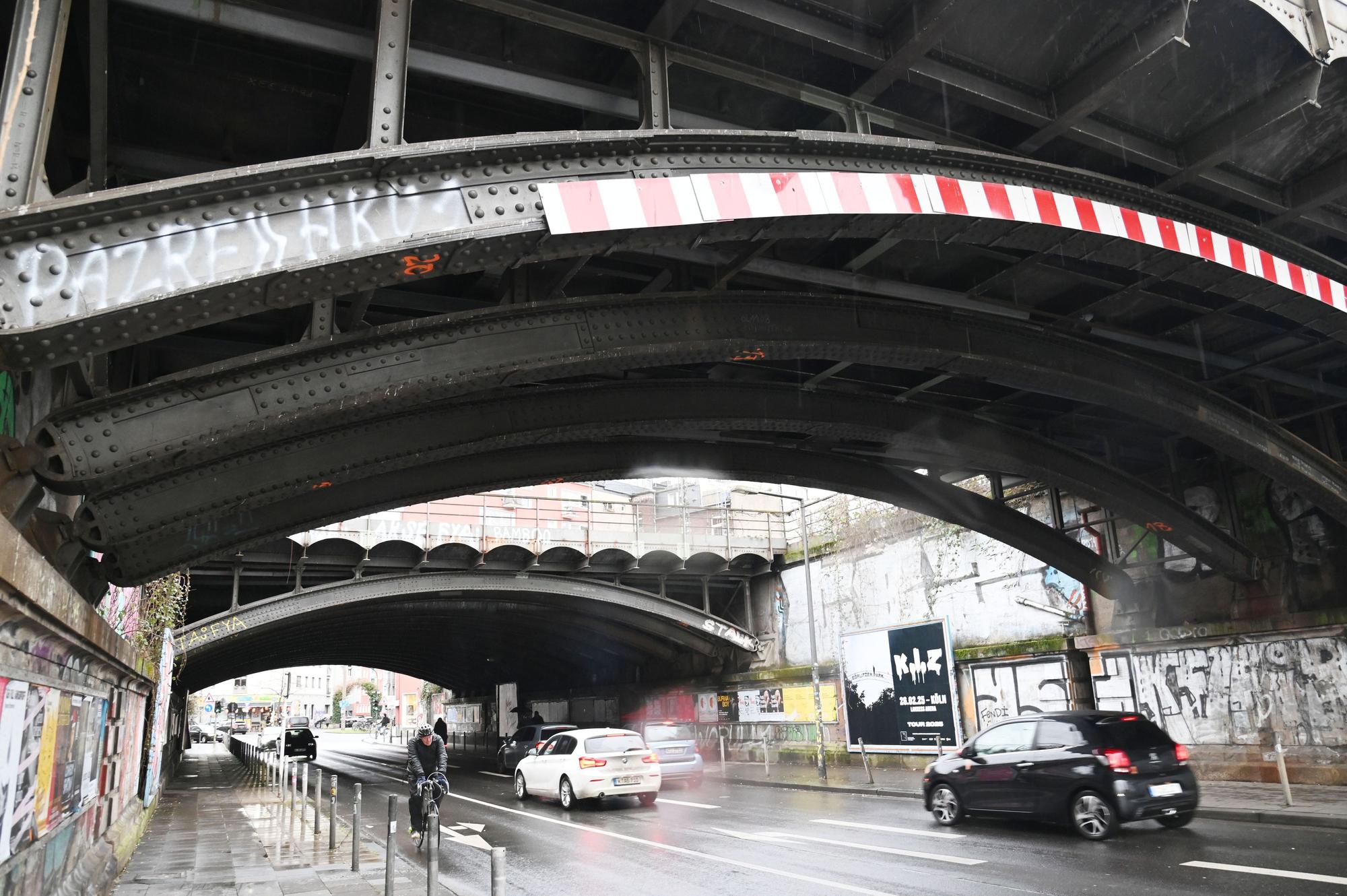 24.01.2025 Köln. Der Bahnübergang auf der Vogelsanger Straße. Foto: Alexander Schwaiger
