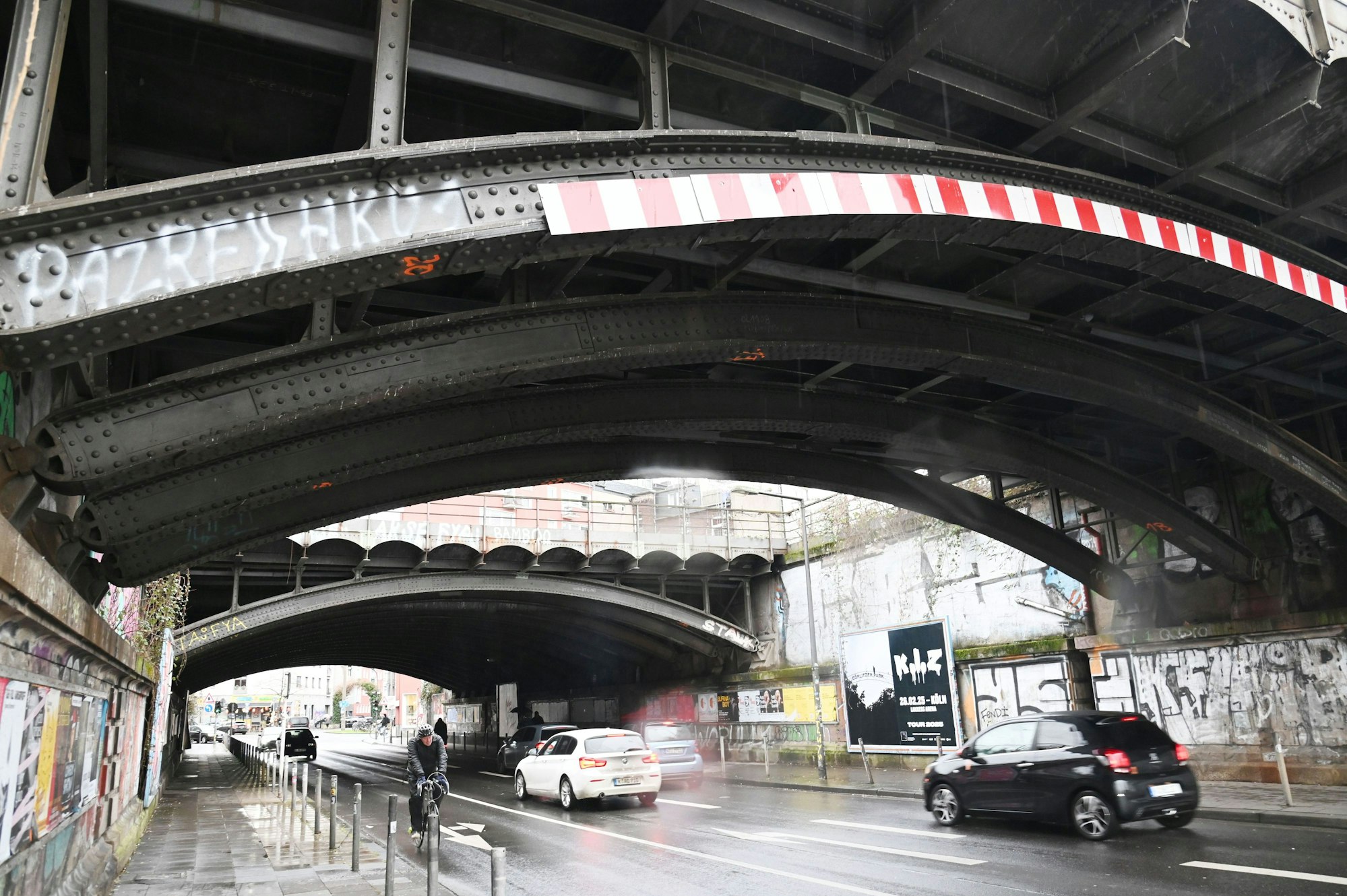 24.01.2025 Köln. Der Bahnübergang auf der Vogelsanger Straße. Foto: Alexander Schwaiger