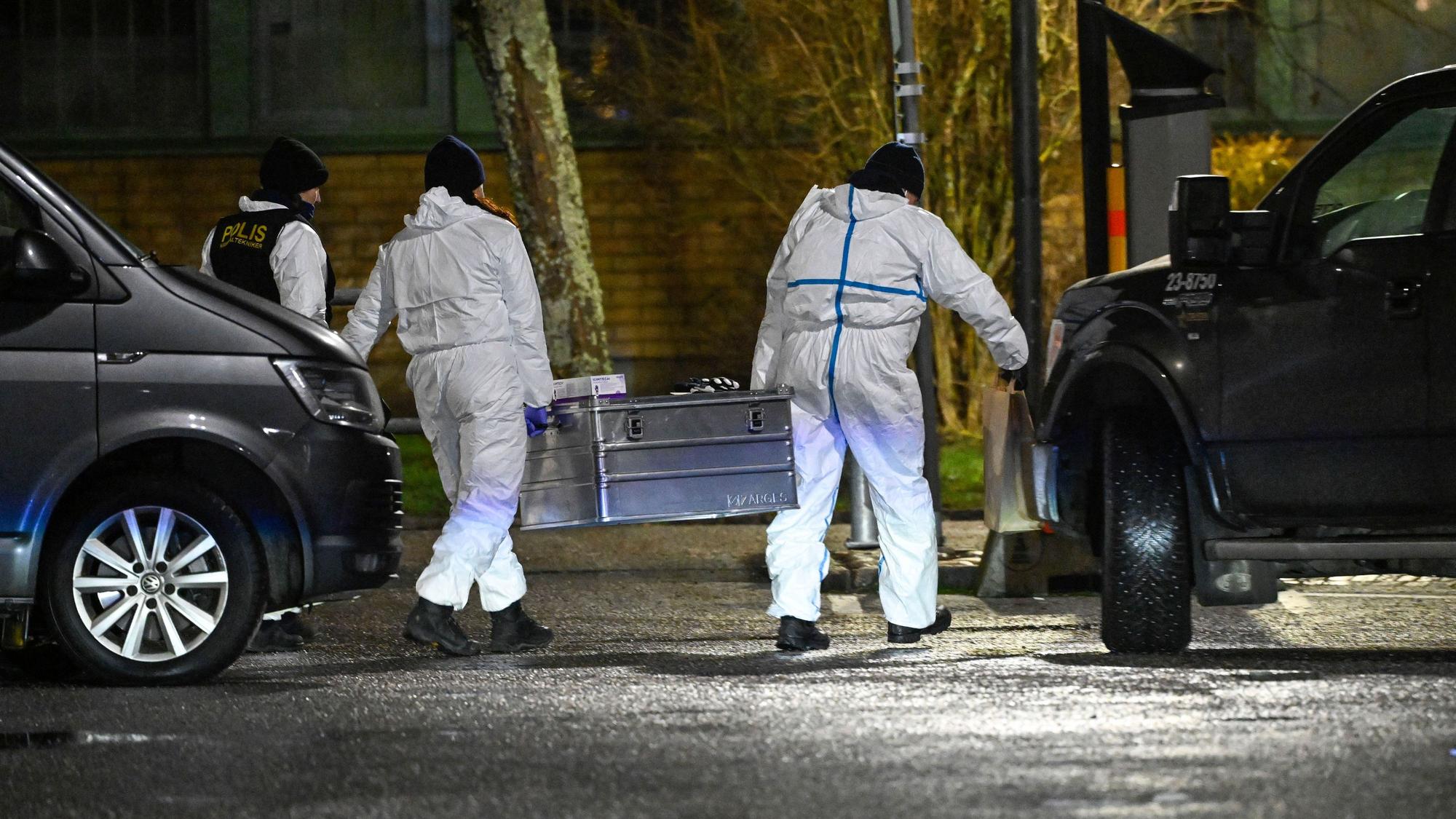 04.02.2025, Schweden, Örebro: Einsatzkräfte der Polizei arbeiten am Tatort an der Risbergska-Schule. Mehrere Menschen sind durch Schüsse an einer Schule im schwedischen Örebro ums Leben gekommen. Foto: Pontus Lundahl/TT News Agency/AP/dpa +++ dpa-Bildfunk +++