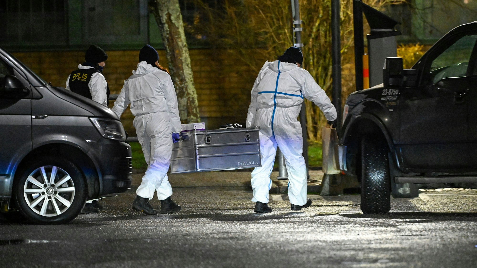 04.02.2025, Schweden, Örebro: Einsatzkräfte der Polizei arbeiten am Tatort an der Risbergska-Schule. Mehrere Menschen sind durch Schüsse an einer Schule im schwedischen Örebro ums Leben gekommen. Foto: Pontus Lundahl/TT News Agency/AP/dpa +++ dpa-Bildfunk +++