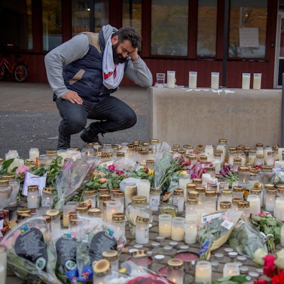 Kerzen und Blumen für die Opfer des Amoklaufs an der Kronan-Schule.