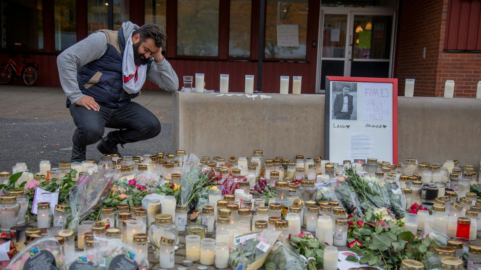Kerzen und Blumen für die Opfer des Amoklaufs an der Kronan-Schule.