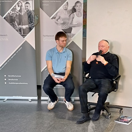 Politiklehrer Daniel Kuklinski (l.) hatte die Veranstaltung mit Herbert Rubinstein organisiert.