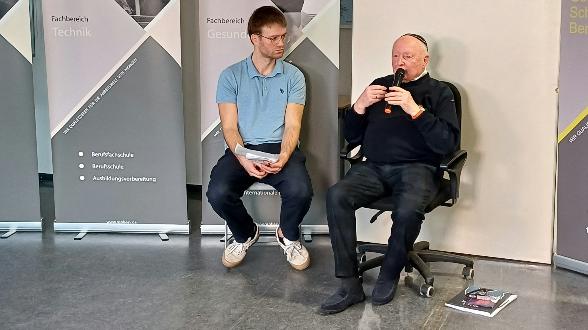 Politiklehrer Daniel Kuklinski (l.) hatte die Veranstaltung mit Herbert Rubinstein organisiert.