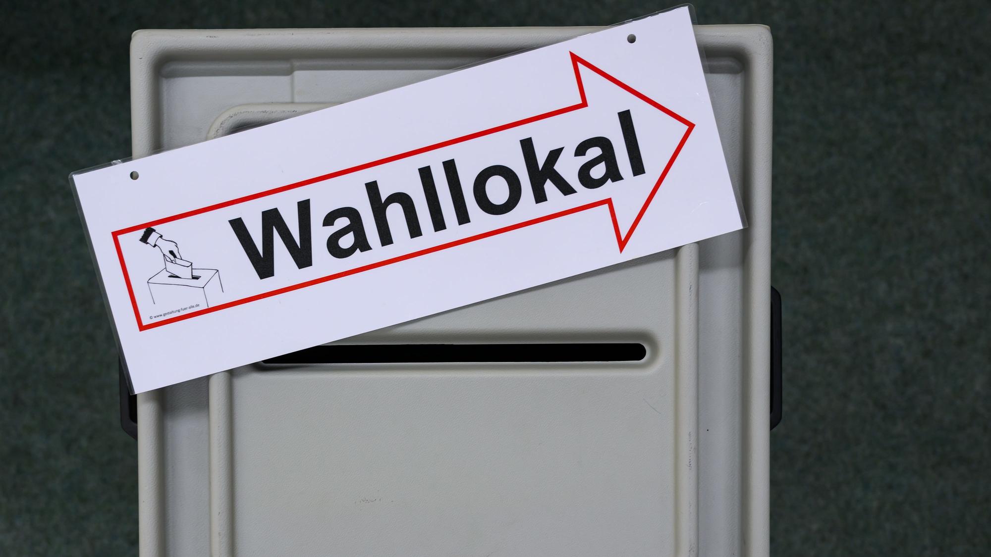 Am 23. Februar können Menschen in Deutschland in Wahllokalen ihre Stimme für die Bundestagswahl abgeben. Einige stimmen vorher schon per Briefwahl ab. (Symbolbild)