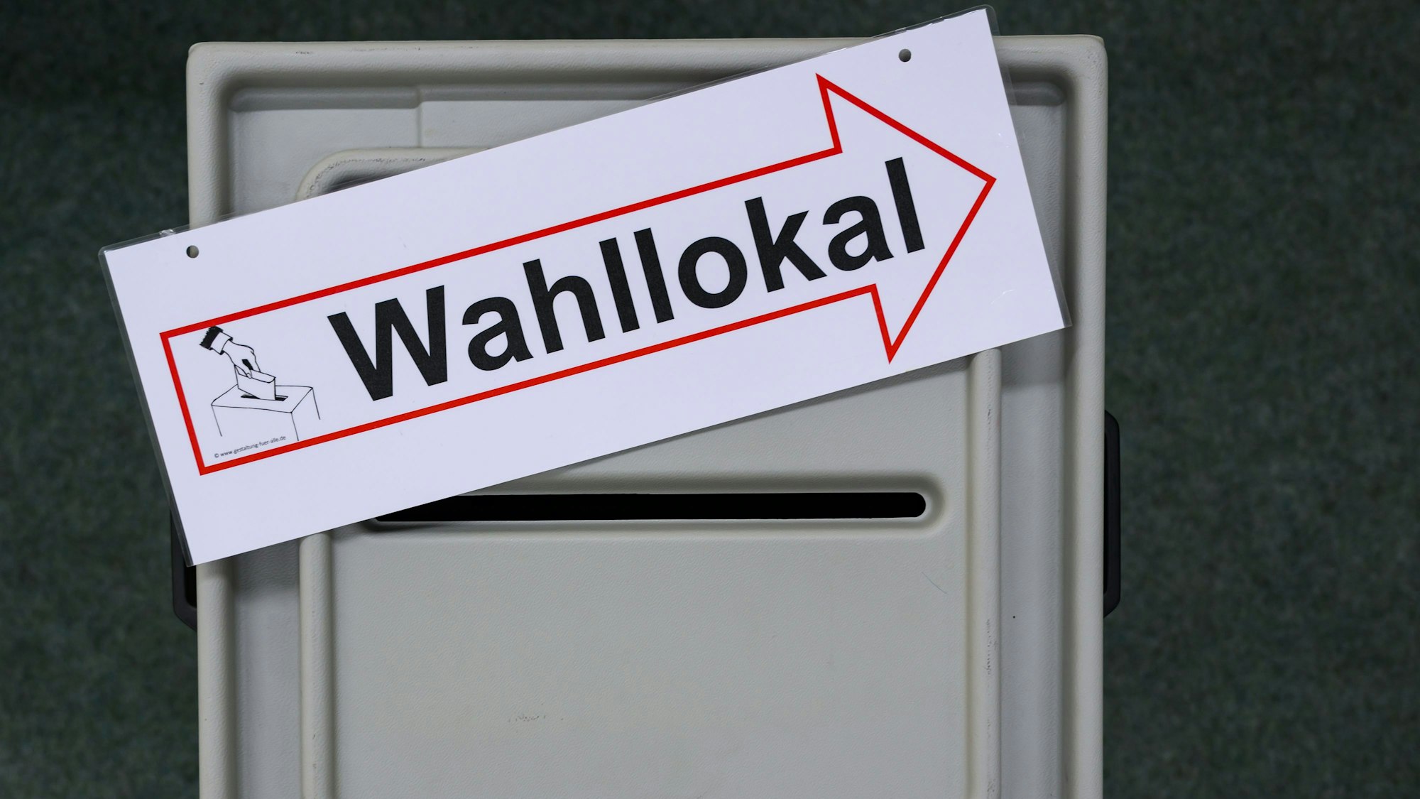 Am 23. Februar können Menschen in Deutschland in Wahllokalen ihre Stimme für die Bundestagswahl abgeben. Einige stimmen vorher schon per Briefwahl ab. (Symbolbild)