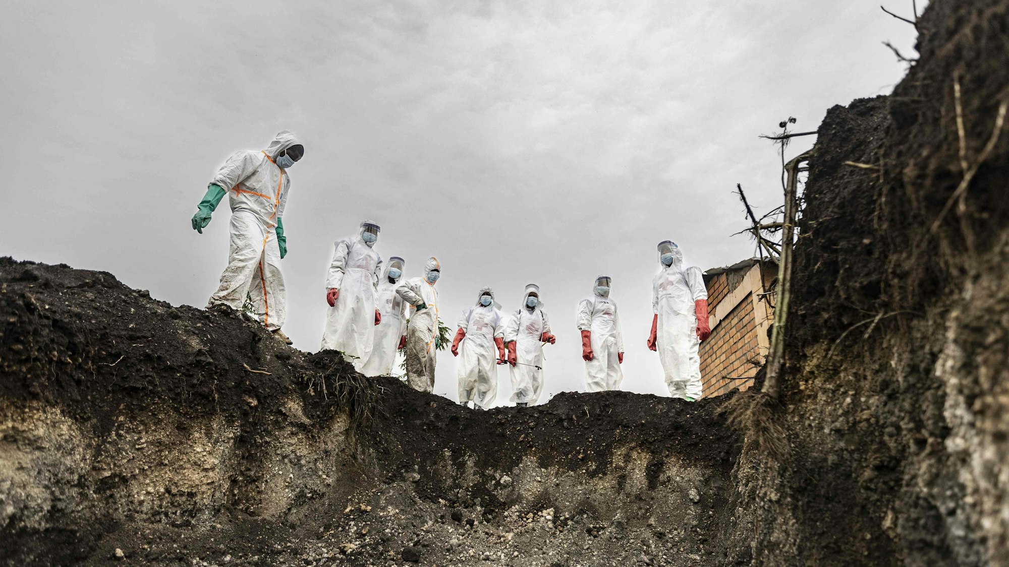 Nach dem Angriff der Rebellengruppe M23 auf die Millionenstadt Goma im Ostkongo suchen Helfer zu Wochenbeginn weiterhin nach Leichen. In einem Gefängnis ist es während der Gefechte unterdessen zu einer Gräueltat gekommen.