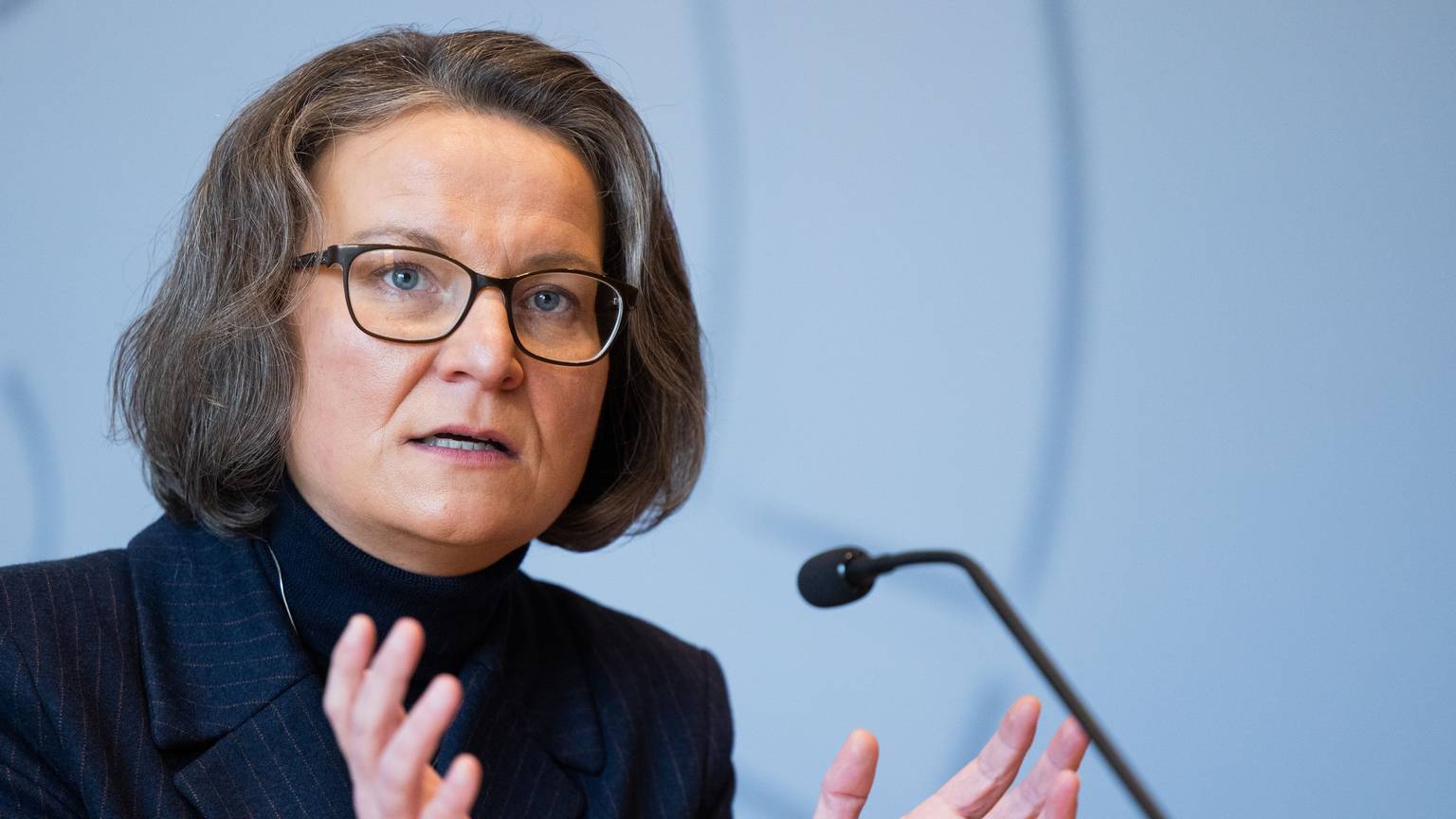 Ina Scharrenbach (CDU), Kommunalministerin und Bauministerin von Nordrhein-Westfalen, spricht in der Landespressekonferenz im Landtag.