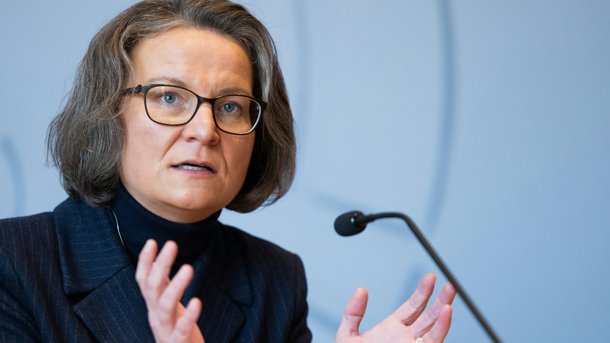 Ina Scharrenbach (CDU), Kommunalministerin und Bauministerin von Nordrhein-Westfalen, spricht in der Landespressekonferenz im Landtag.