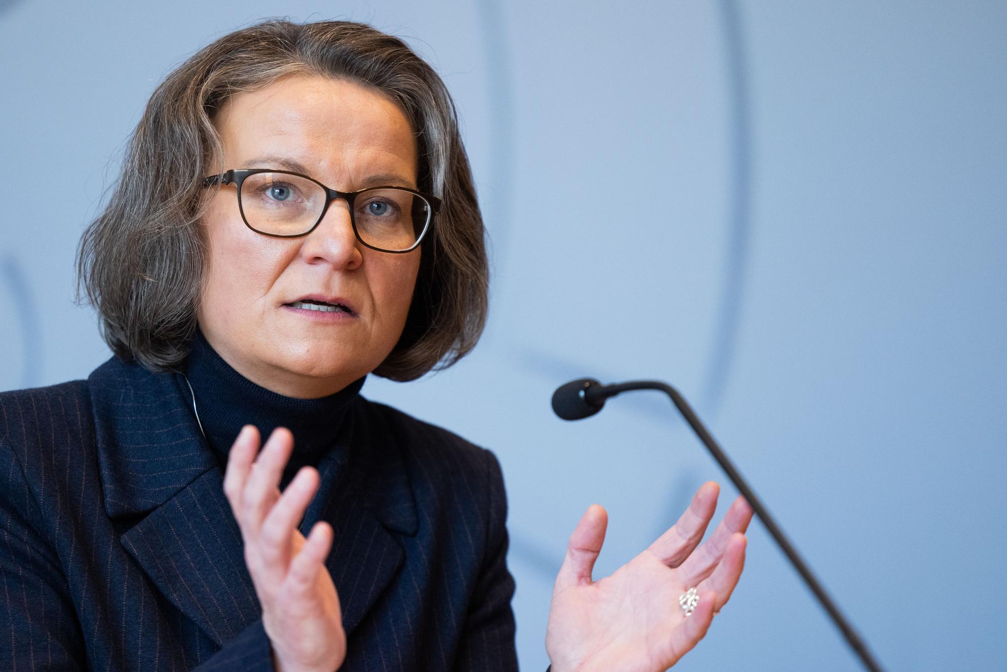 Ina Scharrenbach (CDU), Kommunalministerin und Bauministerin von Nordrhein-Westfalen, spricht in der Landespressekonferenz im Landtag.