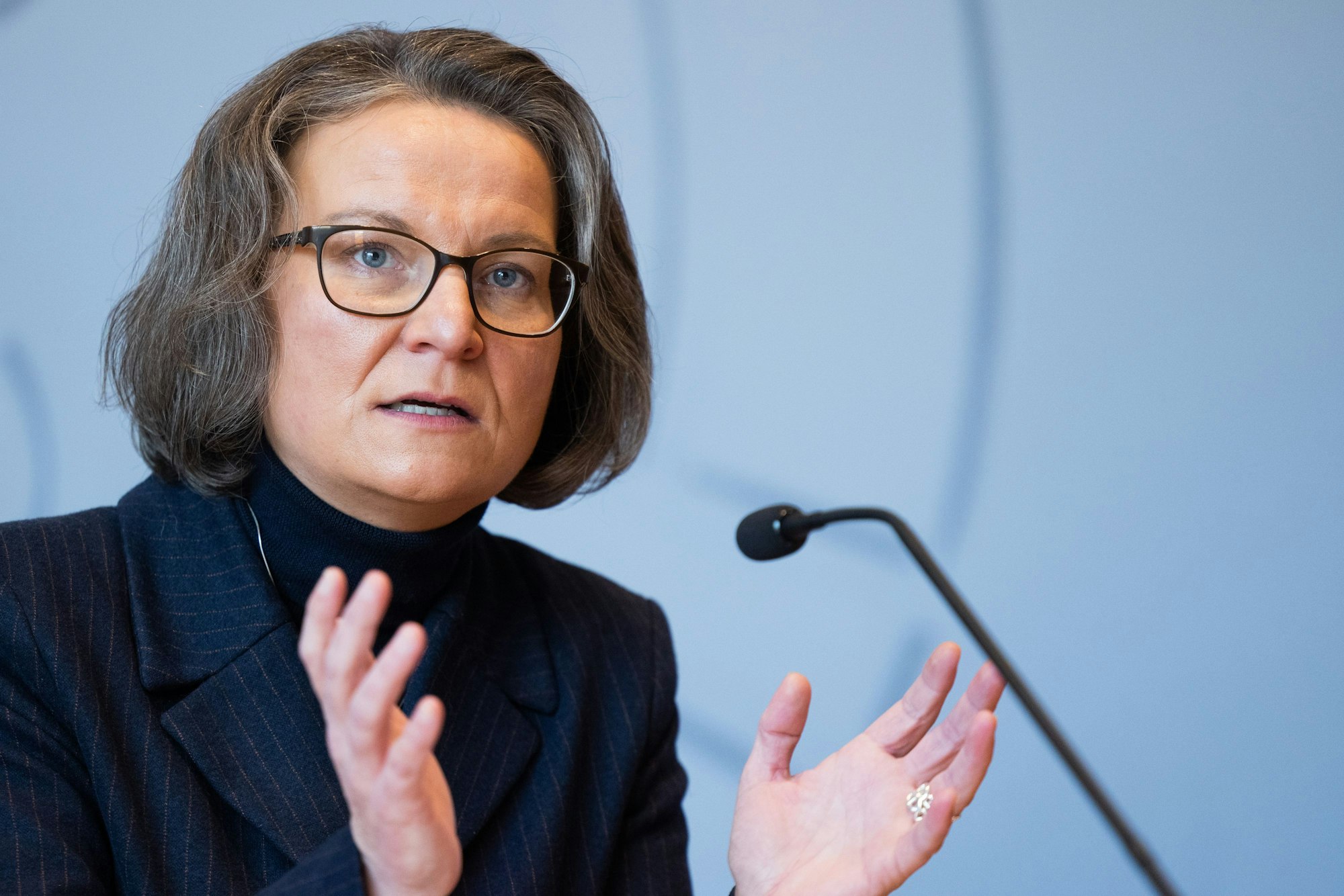 Ina Scharrenbach (CDU), Kommunalministerin und Bauministerin von Nordrhein-Westfalen, spricht in der Landespressekonferenz im Landtag.