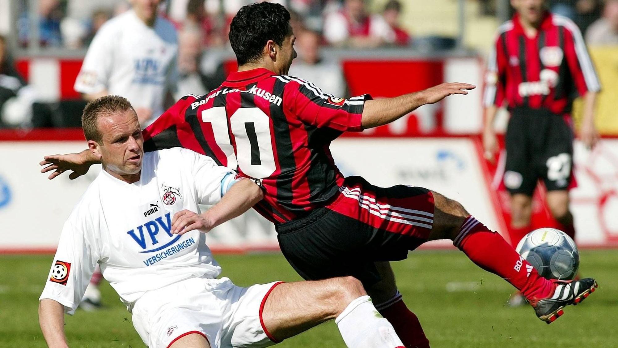 FC-Kapitän Dirk Lottner säbelt Yildiray Bastürk von Bayer Leverkusen um.