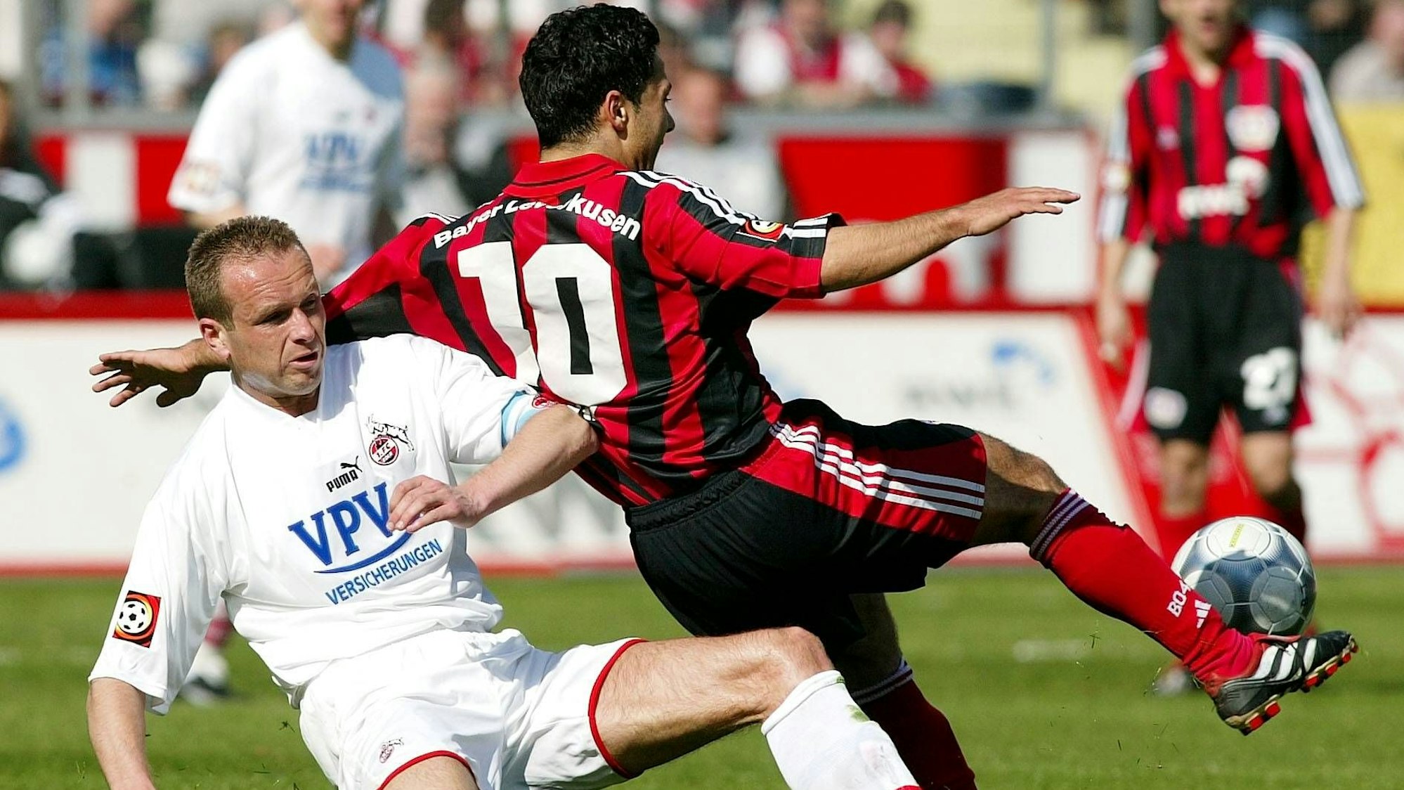 FC-Kapitän Dirk Lottner säbelt Yildiray Bastürk von Bayer Leverkusen um.