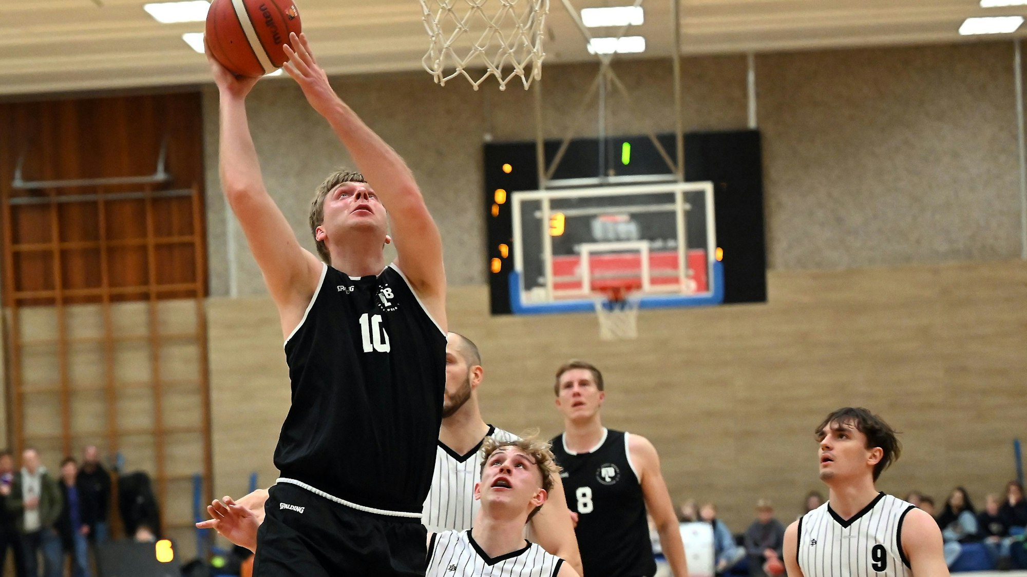 01.02.2025, Basketball-Leichlinger TV- Fast Breack Leverkusen
links: Moritz Kremke (Fast Breack)
mitte: Jesse Haberland (Leichlingen)
Foto: Uli Herhaus