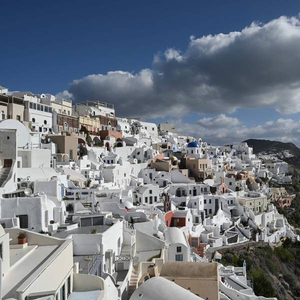 This photograph shows a general view of the Oia village on the Greek island of Santorini while the authorities restrict the access to the tourists in some areas as a precaution due to recent seismic activity on February 5, 2025. Some 7,000 people have left the island, known for its spectacular cliffside views and dormant volcano, which has been hit by hundreds of tremors since January 24, 2025, officials said. (Photo by STRINGER / AFP)