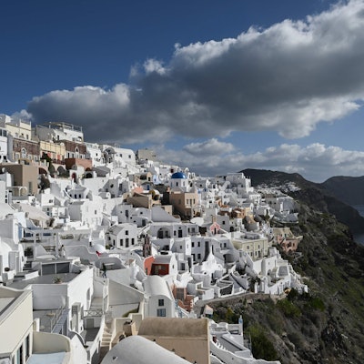 This photograph shows a general view of the Oia village on the Greek island of Santorini while the authorities restrict the access to the tourists in some areas as a precaution due to recent seismic activity on February 5, 2025. Some 7,000 people have left the island, known for its spectacular cliffside views and dormant volcano, which has been hit by hundreds of tremors since January 24, 2025, officials said. (Photo by STRINGER / AFP)