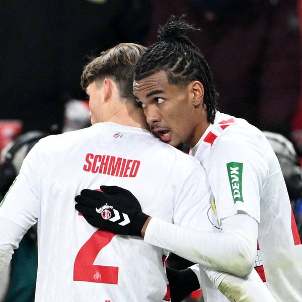 Kölns Damion Downs (r) bejubelt sein Tor zum 0:1 mit FC-Kollege Joel Schmied.