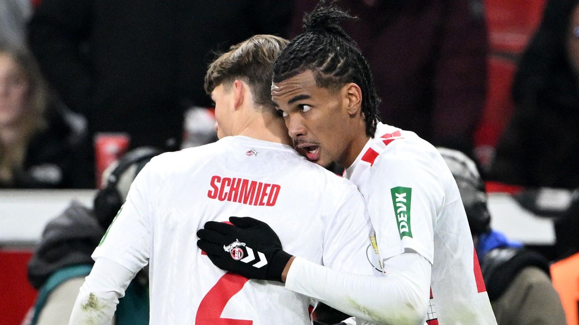 Kölns Damion Downs (r) bejubelt sein Tor zum 0:1 mit FC-Kollege Joel Schmied.