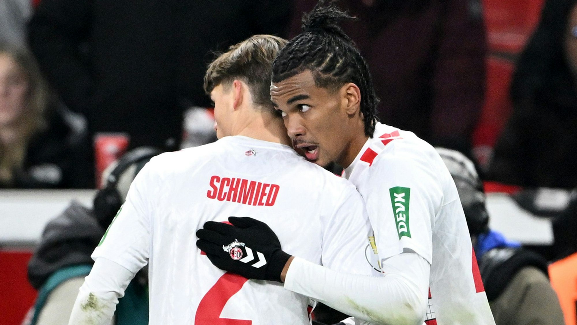 Kölns Damion Downs (r) bejubelt sein Tor zum 0:1 mit FC-Kollege Joel Schmied.