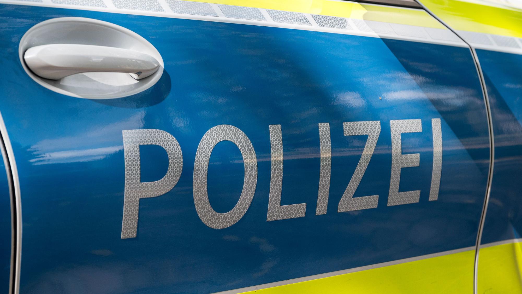 Auf einem Einsatzwagen ist der Schriftzug «Polizei» zu lesen.