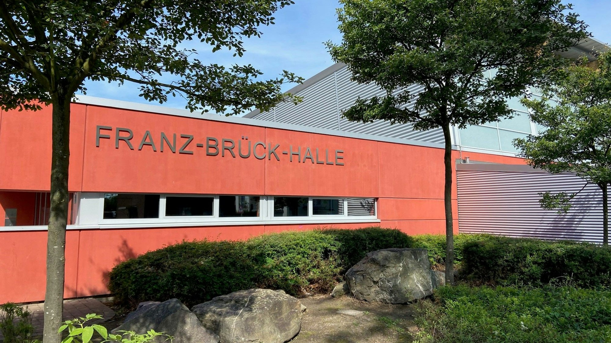 Auf dem Bild ist das Gebäude einer Sporthalle zu sehen.