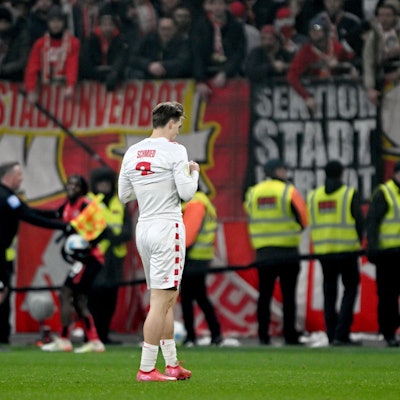 Stark gekämpft und doch verloren: Kölns Joel Schmied geht nach dem Spiel enttäuscht über den Platz.