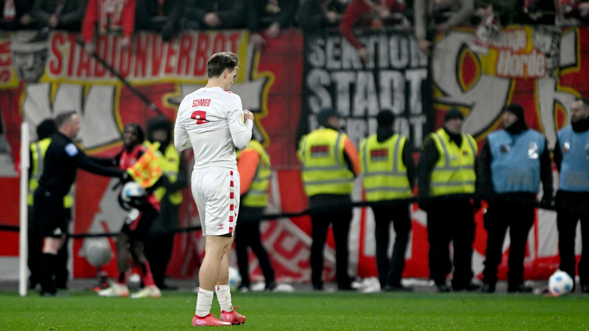 Stark gekämpft und doch verloren: Kölns Joel Schmied geht nach dem Spiel enttäuscht über den Platz.