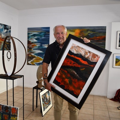 Das Foto zeigt den Künstlern in seinen früheren Galerieräumen.