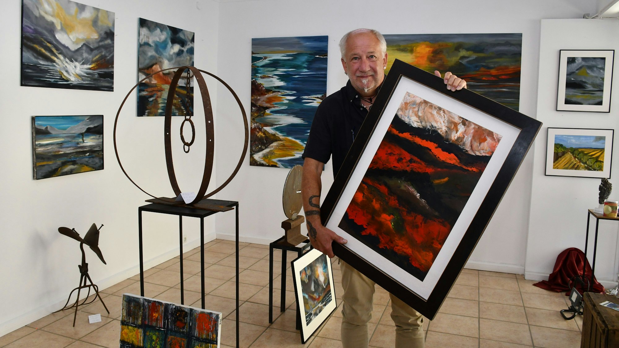 Das Foto zeigt den Künstlern in seinen früheren Galerieräumen.