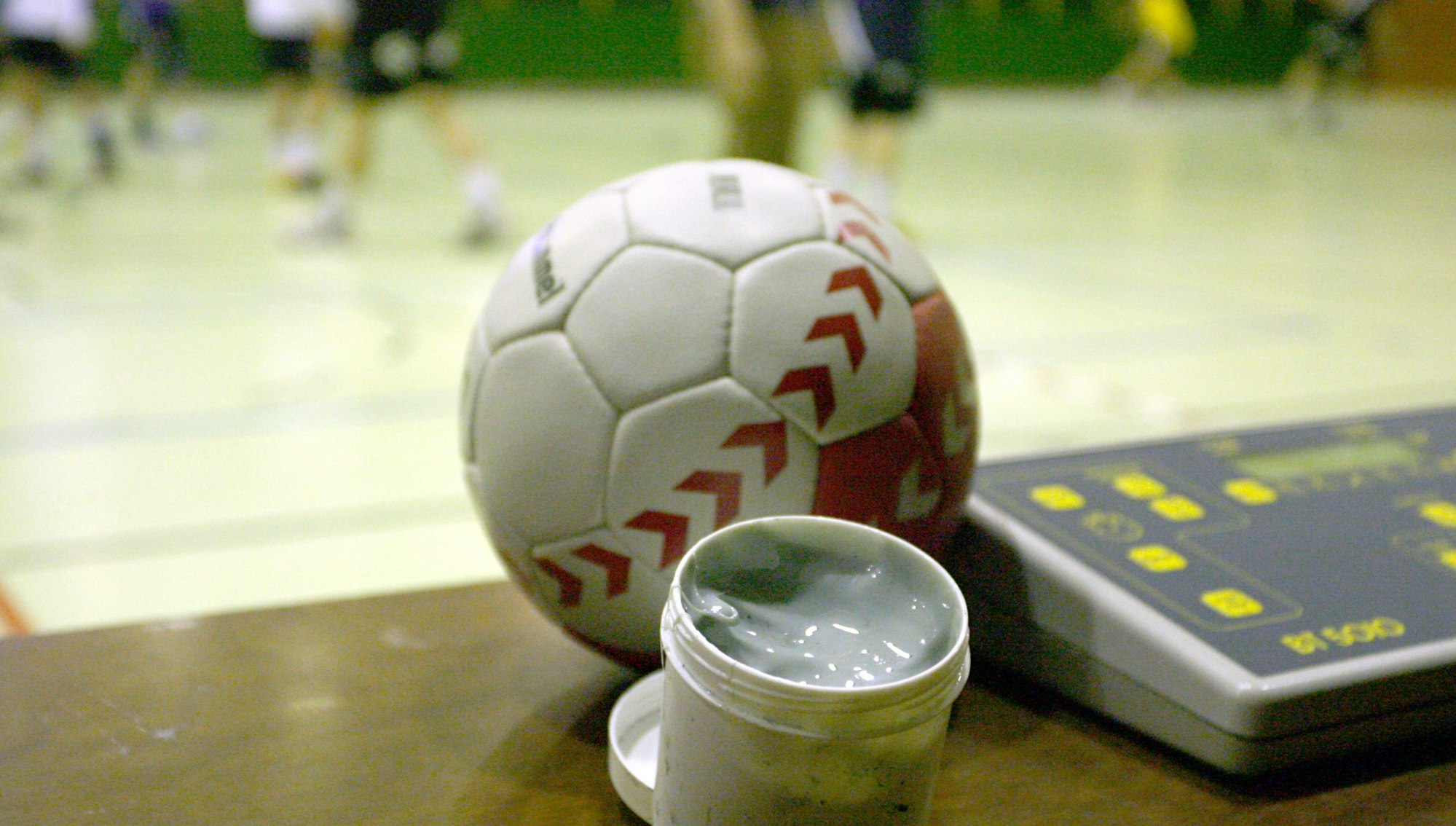 Zu sehen ist ein Handball und eine Dose mit Harz.