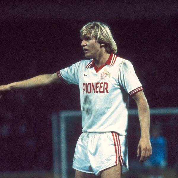 Bernd Schuster gibt im FC-Dress Kommandos.