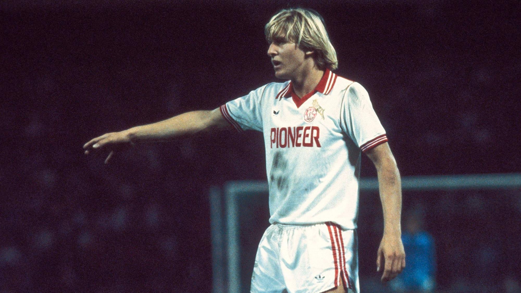 Bernd Schuster gibt im FC-Dress Kommandos.