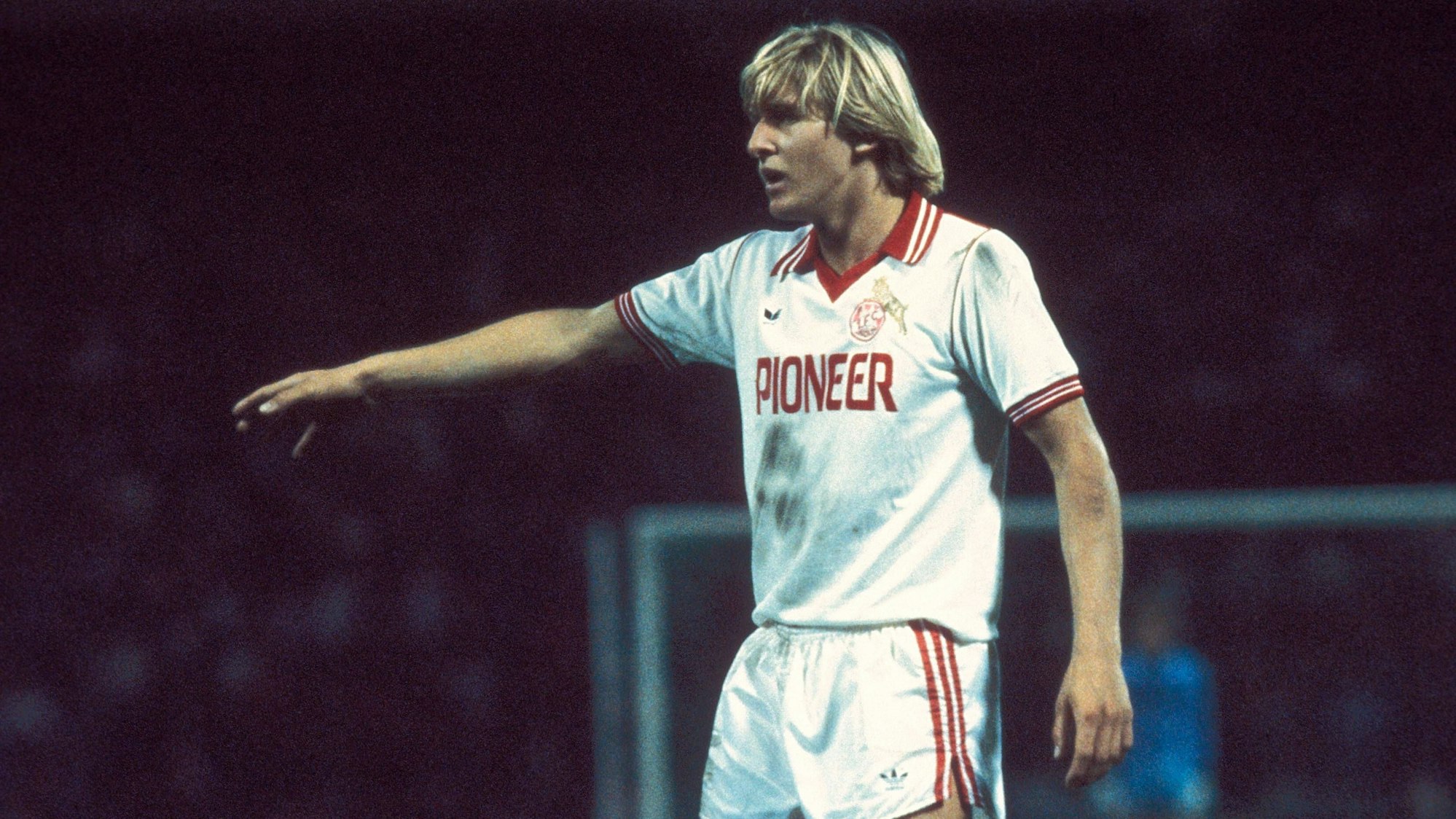 Bernd Schuster gibt im FC-Dress Kommandos.