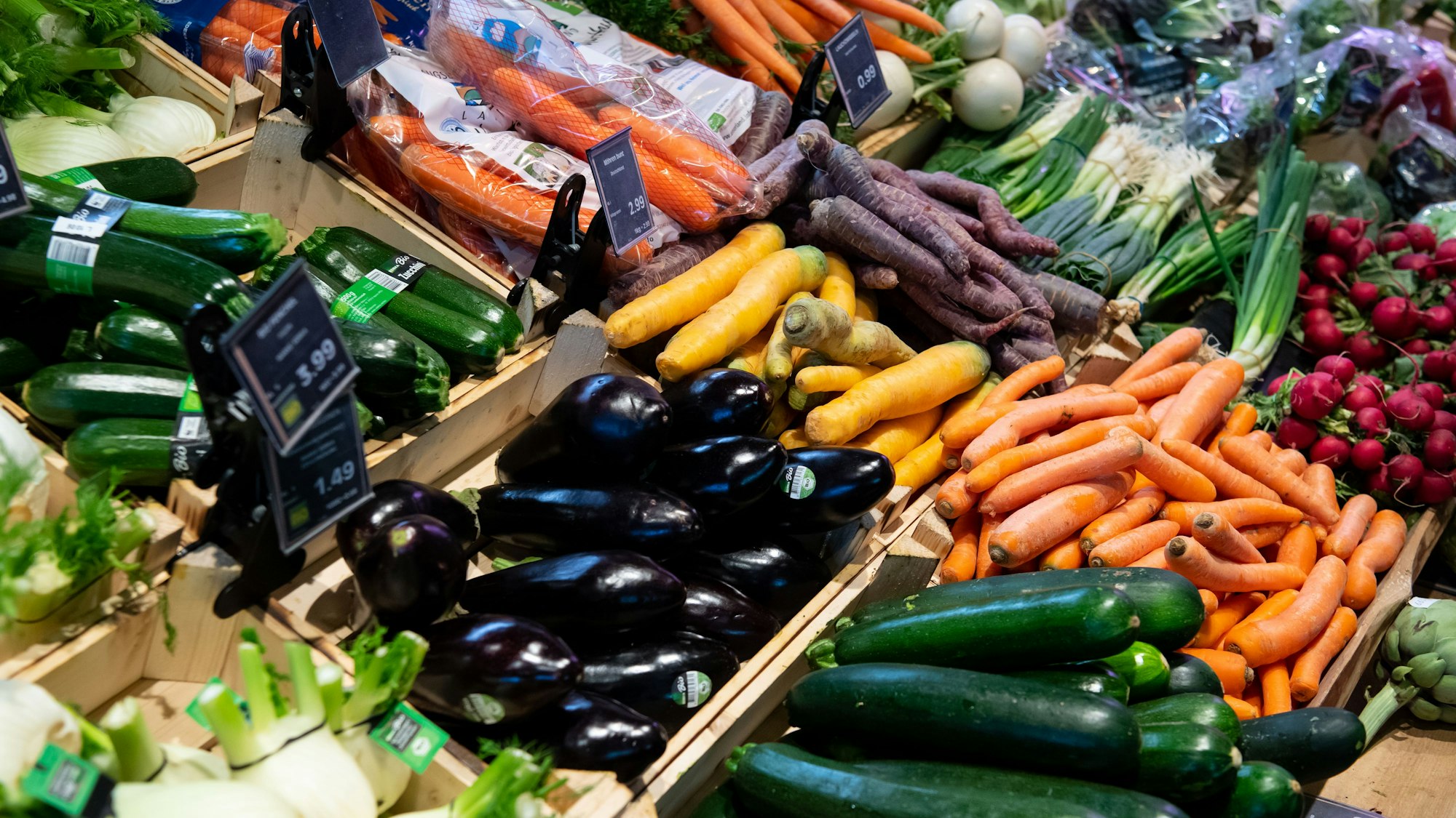 Bio-Gemüse liegt in einem Supermarktregal.