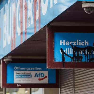 Die Fassade des AfD-Bürgerbüros in der Ludwigstraße ist mit Farbe verunstaltet.