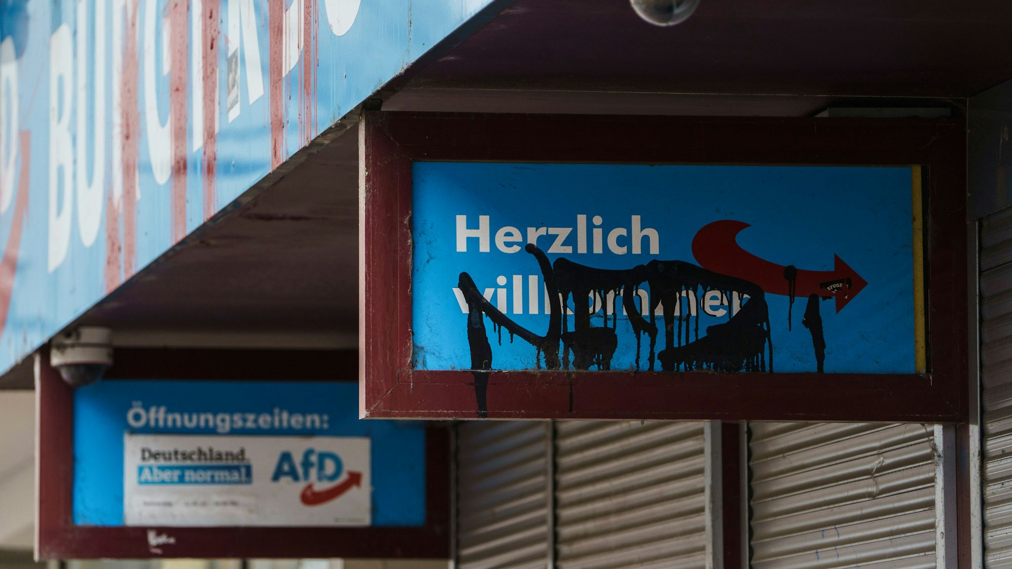 Die Fassade des AfD-Bürgerbüros in der Ludwigstraße ist mit Farbe verunstaltet.