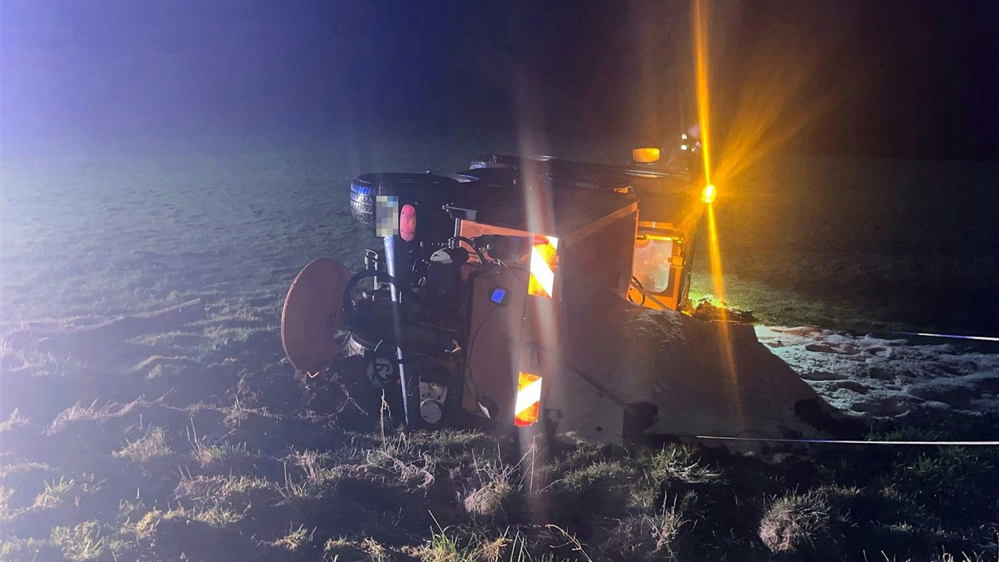 Das Streufahrzeug kippte in Odenthal-Scheuren auf die Seite