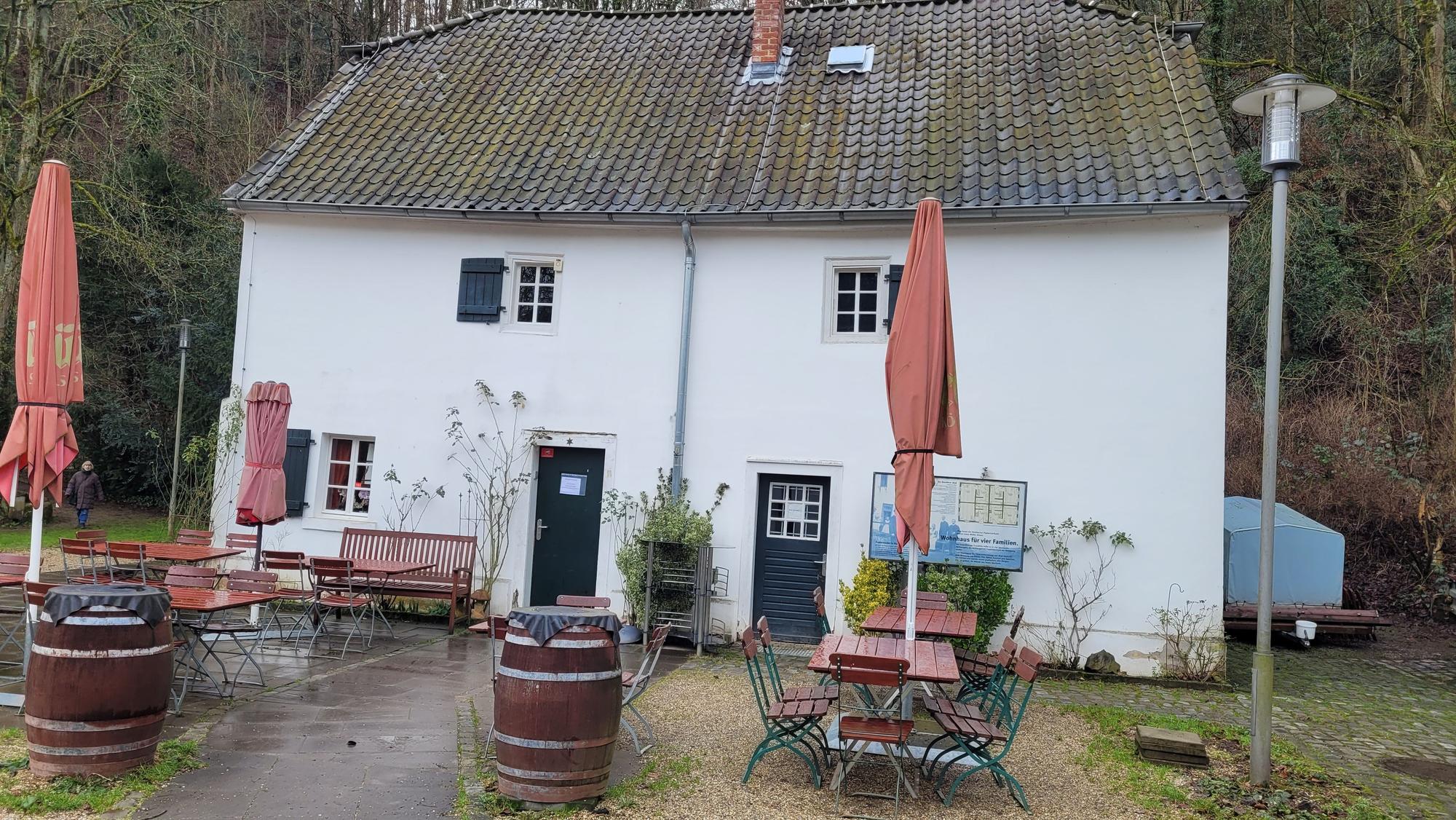 Vor dem geschlossenen Café stehen noch Tische und Stühle.