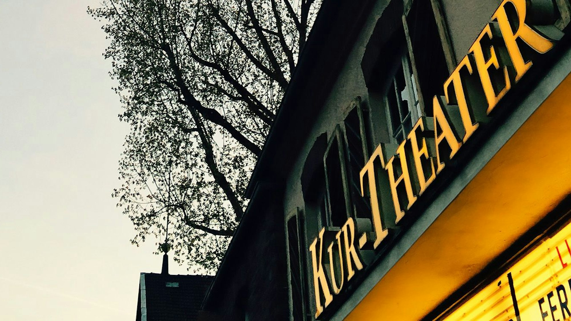 Das Eingangsschild des Kur-Theaters am frühen Abend