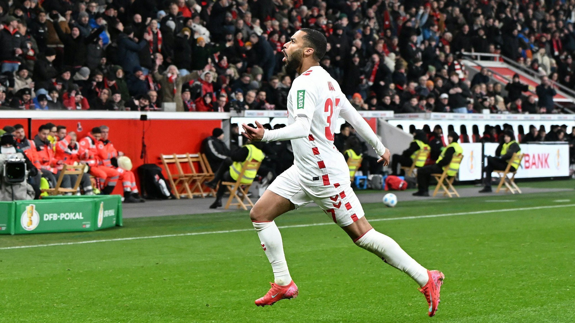 Linton Maina jubelt für den FC während des DFB-Pokalspiels in Leverkusen. Die DFL hat nun die Liga-Spieltage 25 bis 27 für die laufende Saison terminiert.