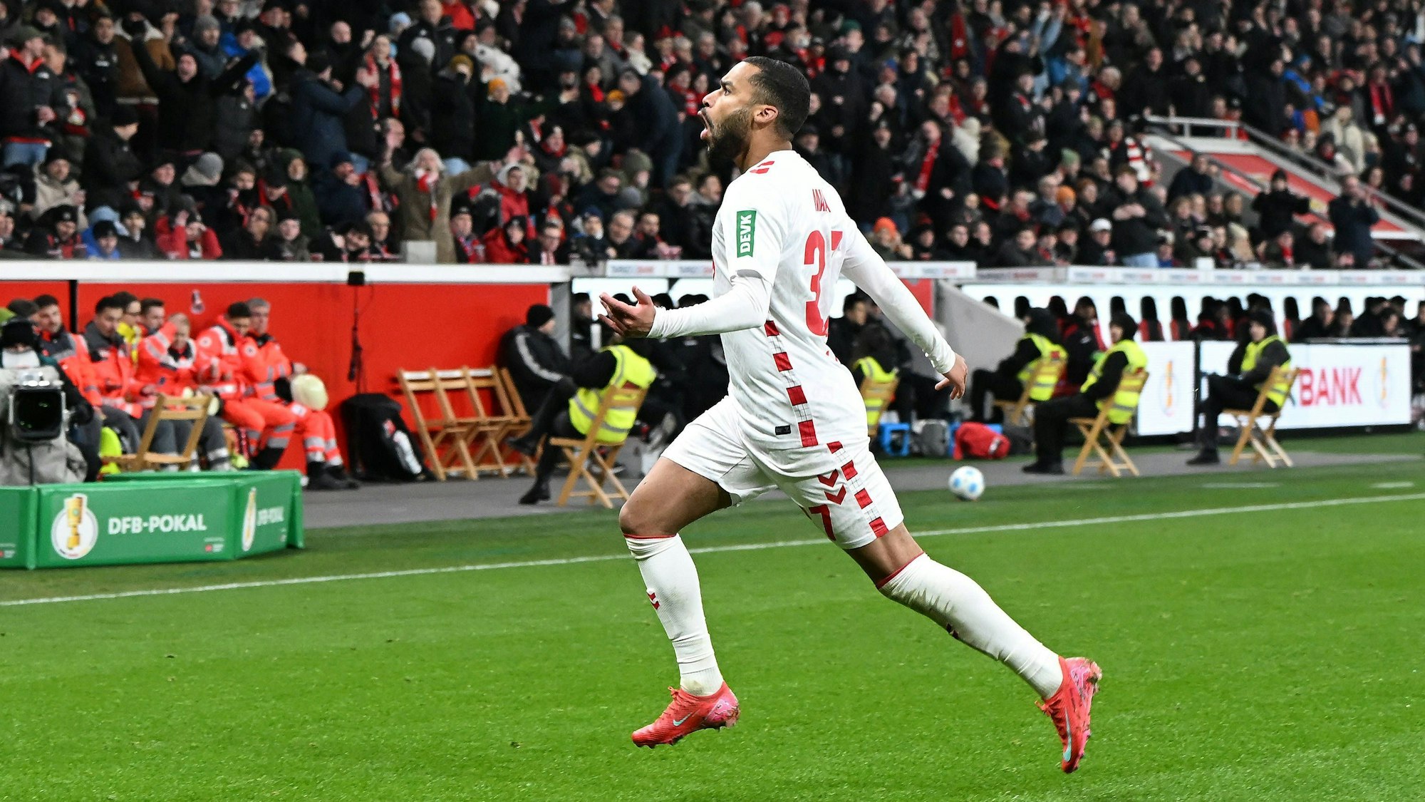 Linton Maina jubelt nach seinem Treffer zum 0:2 in Leverkusen.