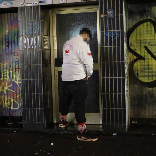 Nicht nur an Karneval ein Problem: Ein Wildpinkler entleert sich an einem Hauseingang.
