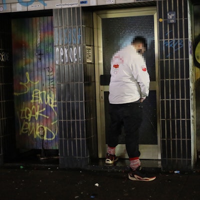 Nicht nur an Karneval ein Problem: Ein Wildpinkler entleert sich an einem Hauseingang.