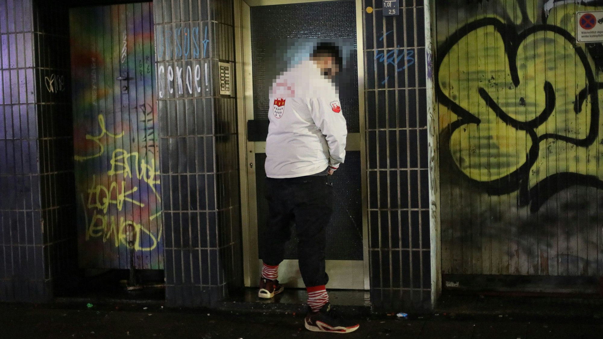 Nicht nur an Karneval ein Problem: Ein Wildpinkler entleert sich an einem Hauseingang.