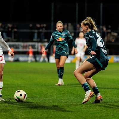 Google Pixel Frauen-Bundesliga: 1. FC Köln - RB Leipzig 16.12.2024 Zweikampf Laura Feiersinger 1. FC Köln, 27, Marlene Müller RB Leipzig, 27 Google Pixel Frauen-Bundesliga: 1. FC Köln - RB Leipzig, Köln, Franz-Kremer-Stadion am 16.12.2024 DFB REGULATIONS PROHIBIT ANY USE OF PHOTOGRAPHS AS IMAGE SEQUENCES AND/OR QUASI-VIDEO. *** Google Pixel Women Bundesliga 1 FC Köln RB Leipzig 16 12 2024 duel Laura Feiersinger 1 FC Köln, 27 , Marlene Müller RB Leipzig, 27 Google Pixel Women Bundesliga 1 FC Köln RB Leipzig, Köln, Franz Kremer Stadion am 16 12 2024 DFB REGULATIONS PROHIBIT ANY USE OF PHOTOGRAPHS AS IMAGE SEQUENCES AND OR QUASI VIDEO Copyright: xBEAUTIFULxSPORTS/Wunderlx
